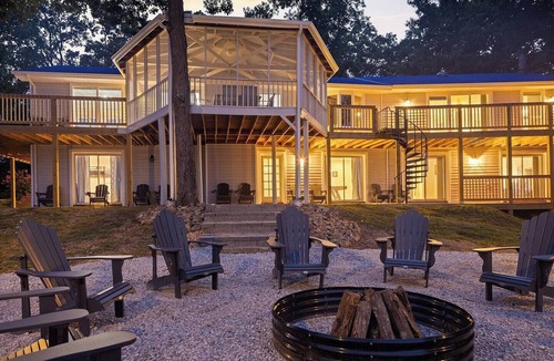 Almo House | Lakefront Retreat w/Pvt Dock, Game Room, Hot Tub, Kayaks