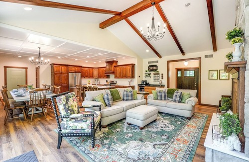 Sandyville Cabin | Lakes, Waterfall, Basketball Court: Family Getaway 5-7 bedrooms
