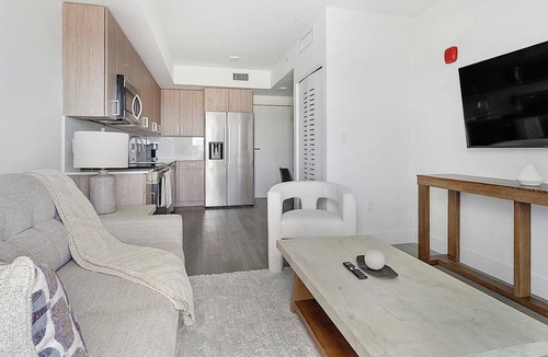 Hialeah Apartment | Landing | Stunning 2BD, Gym