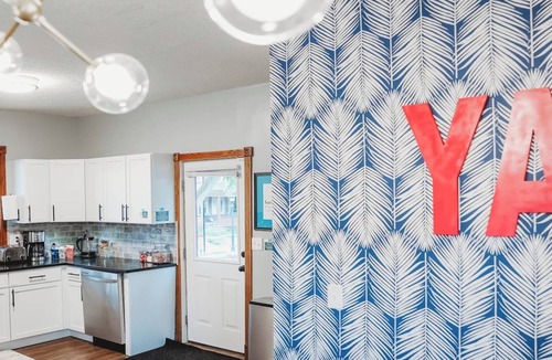 Summit - University House | Large 5BR for Groups – Sleeps 12! Stocked Kitchen