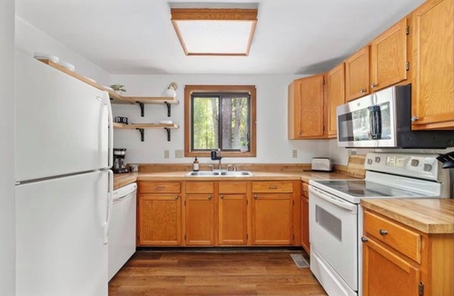 Basye House | Large house only minutes from lake with great hikes & a hot tub!