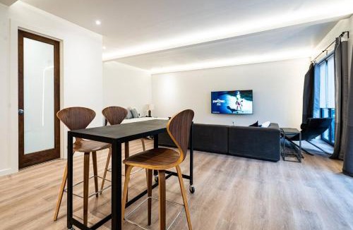 Kirkland Apartment | Large Modern Loft in Central Location