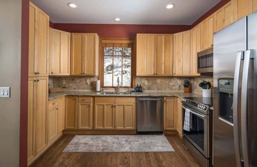 Beech Mountain House | Large, Ski-in/Ski-Out, Hot Tub, Wet Bar, Sleeps 16