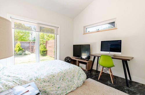 Clyde Hill House | Light & Bright 2BR - 2Baths, Patio, Fenced Garden, WIFI, Pet friendly, 30d+ ok