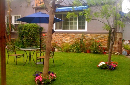 Hollywood House | LOCATION! LOCATION! House near Hollywood Walk of Fame & tourist attractions!