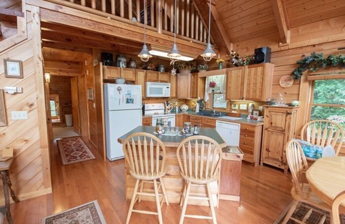 Franklin Cabin | Log Cabin - Mountain views - Hot Tub - Fire Pit