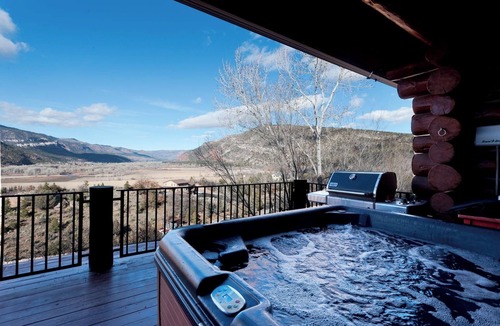 Durango House | Log Cabin with Amazing deck & views - 3 miles to downtown DGO - Hot Tub/AC