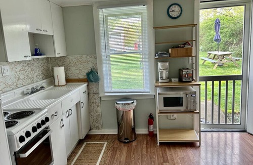 Geneva-on-the-Lake Cottage | Lovely 2 Bedroom GOTL Cottage -Pet Friendly! Sleeps 6.