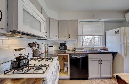 Kingston Stockade District Apartment | Lovely 2 queen size bedroom apt one block from Rough Draft and Uptown Kingston