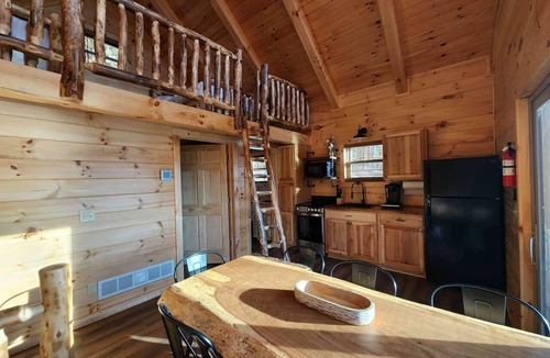 Scio Cabin | Luminous Cabin near Tappan Lake with Hot-Tub, BBQ and Deck in Ohio