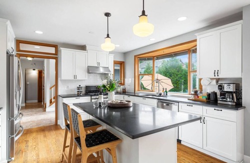 Bothell House | Luxe 7BR Retreat |Sleeps 16| Theater, Gym, & Grill!