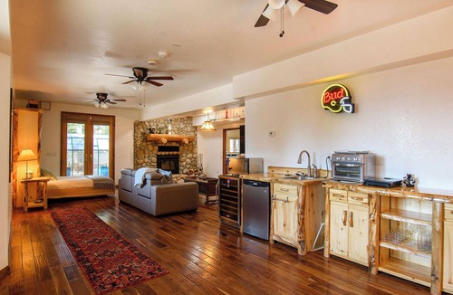 Pine Cabin | Luxe Log Home+Views+Hot Tub+Fire Pit+Open Air Game Room + Red Rocks