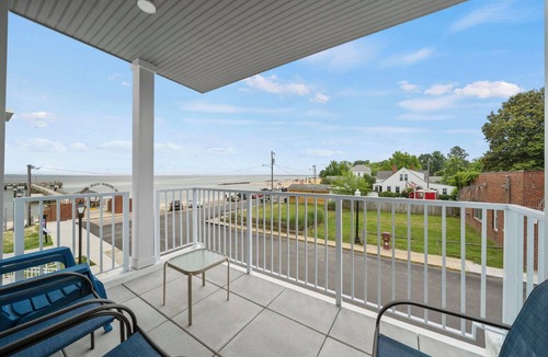 Issue Condo | Luxurious 3 Bedroom Riverfront Condo with Private Deck
