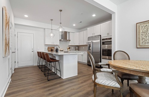 North Raleigh House | Luxurious 3-bedroom townhome/Gourmet Kitchen/King bed/Garage/AC in Raleigh, NC