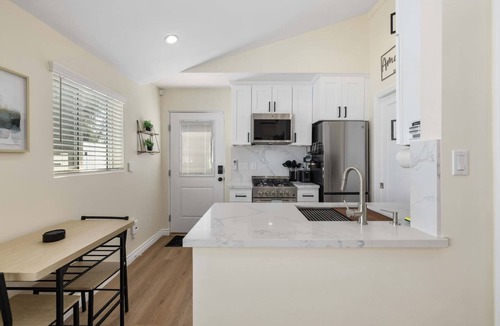 Simi Valley Apartment | Luxury 1BR Suite Kitchen, Fireplace, Laundry, BBQ