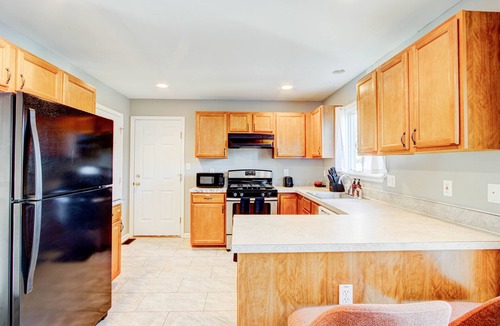 Rossville House | Luxury 4 bed King Suite! Mins to Towson!