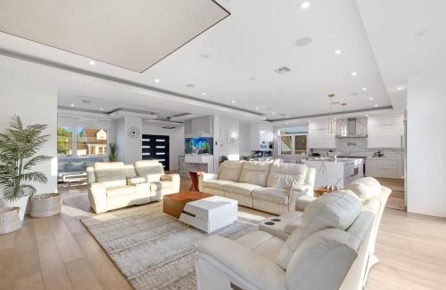 North Valley Stream House | Luxury 5BR Smart Home Near JFK with Gym, Theater & BBQ