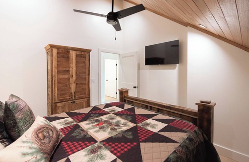 Franklin Cabin | Luxury Barndominium w/Hot Tub, Wifi & Trout Fishing