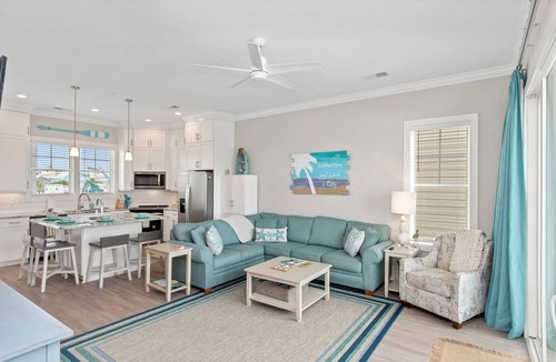Emerald Isle Apartment | Luxury Beach Condo 5 Min Walk to Beach Shops