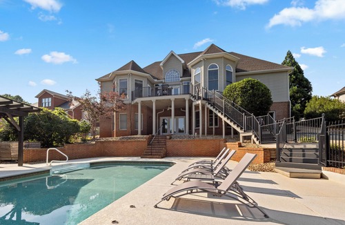 Greenville - Spartanburg House | Luxury Lakefront 6BR - Sleeps 20, Pool, Hottub, Gym, Sauna, Golf Sim, 15min DT