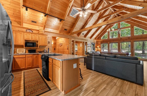 Ridgedale Cabin | Luxury Log Cabin Near Thunder Ridge Pvt Fenced Yard & HotTub Billiards EV Car Charger Free Tickets