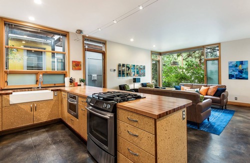 River West House | Luxury Modern on Newport- Westside | Walk | Dog friendly