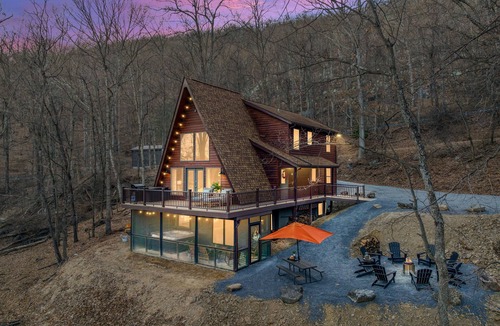 Berkeley Springs Cabin | ♨️ Luxury Mountainside Retreat 🏡 Hot Tub Fire Pit 🔥 Poker Table 🎱 Near Downtown