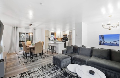 Cape Saint Claire House | Luxury Retreat with Firepit + Basement Bar + Putting Green, Downtown 10 Min