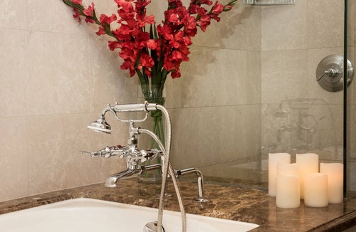 Vail Hotel | Luxury Room + Access Rooftop Hot Tubs & Lap Pool