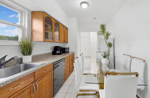 Southeast Yonkers Apartment | Luxury Stay Modern Home Near NYC Transit