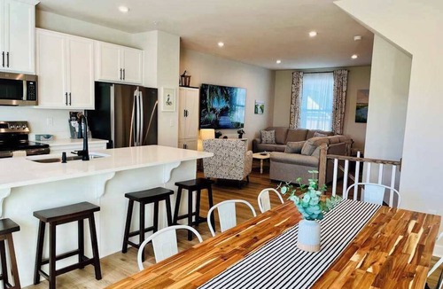 Bayside House | Luxury townhome w/pool & clubhouse access, community dock, kitchen & free WiFi