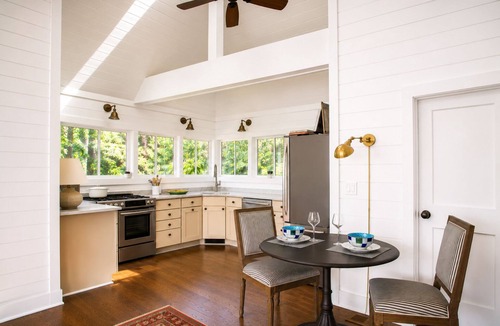 Highlands Cottage | Luxury Treetop Cottage | Artist's Retreat | Walk to Highlands Main St