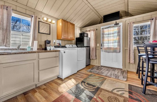 George Haywood's Lakefront Cottage | Madison's Lakeside Tiny Home Dream Getaway!