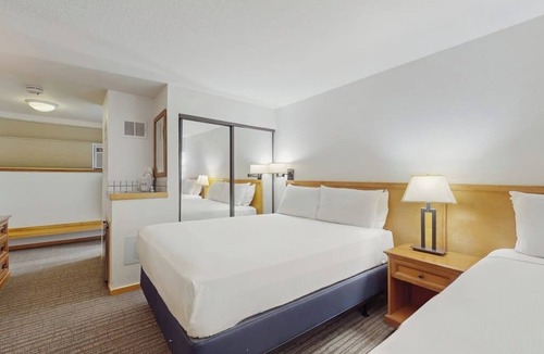 West End Cabin | Main Street room - pool & hot tub - walk to lifts, dog-friendly, garden-level
