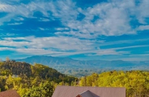 Sevierville Cabin | Majestic! MTN views! 2 mi to Dollywood and 10 min to PKY GAME ROOM Resort Pool