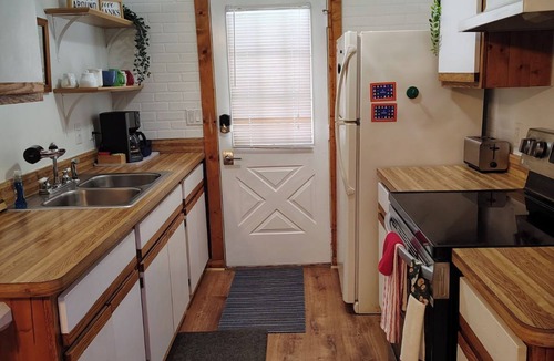 Geneva-on-the-Lake Cottage | Making Memories Cottage GOTL - Charming 2-bedroom cottage with WiFi and AC
