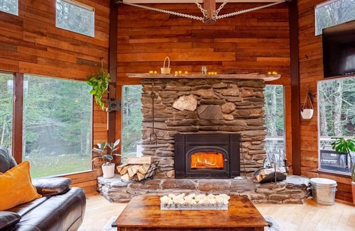Hancock House | Maple Castle – Cozy Riverside Retreat with Hot Tub, Trails & Fireplace