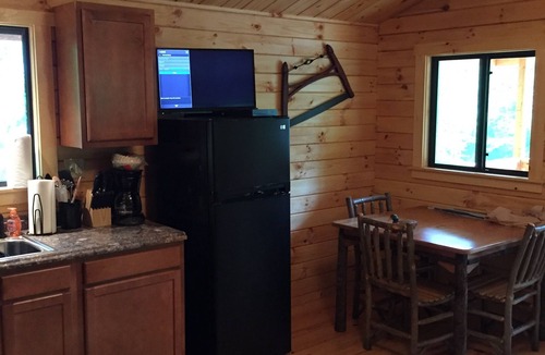 Pocono Lake Cabin | Maple Leaf Charming log cabin in the woods UPGRADED WITH FIBER OPTIC INTERNET