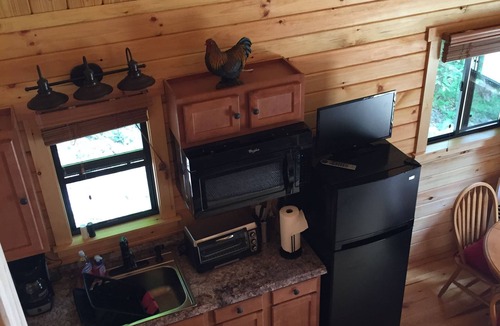 Pocono Lake Cabin | Maple Leaf Charming log cabin in the woods UPGRADED WITH FIBER OPTIC INTERNET