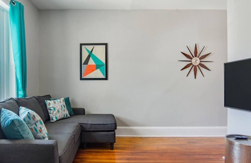 Truxton Circle Condo | Mid-Century Marvel Steps from Restaurants and Bars