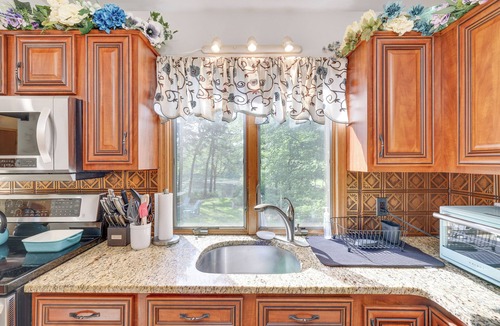 Long Pond House | Minutes from KALAHARI and CAMELBACK, LAKEFRONT RETREAT! Sleeps10+, GameRm