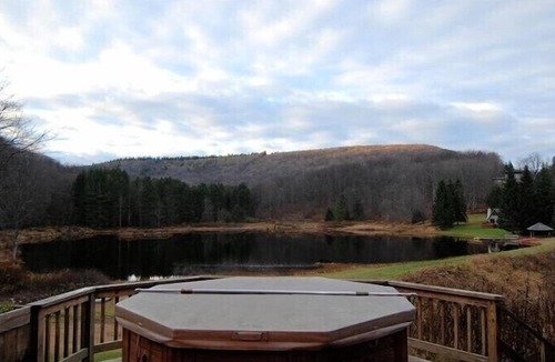 Davis House | ML03-Lakefront Retreat, Hot Tub, Pets Ok! New A/C!
