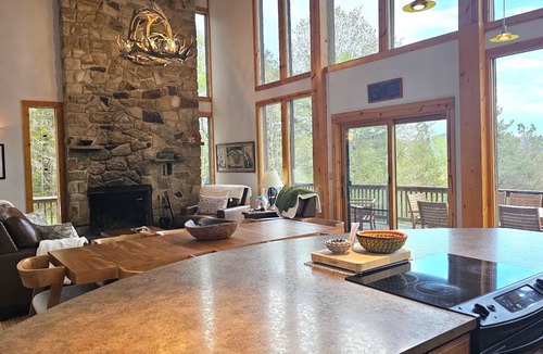 Davis House | ML06-New owner/Updates! Trail to Lake! Views! hot tub! A/C!