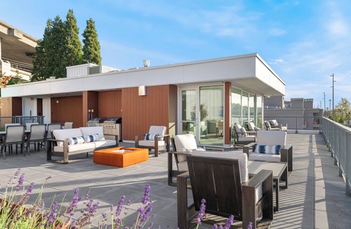 Eastlake Apartment | Modern 1BR Retreat w/Private Balcony & Stunning Lake Union Views