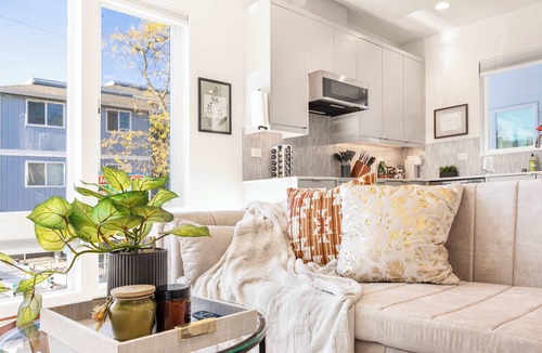 Squire Park Condo | Modern 2024-Built Townhome | Near Hospitals & DT