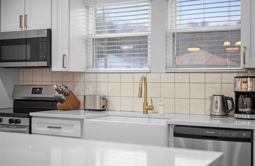 Bakerstown House | Modern and Cozy 3 Bedroom Home in Gibsonia/Pittsburgh