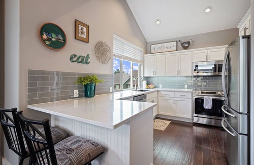 Redmond House | Modern and Light! EV Charger, Pet Friendly, Community Hot Tub & Pool, Lakeside Sports Center, AC