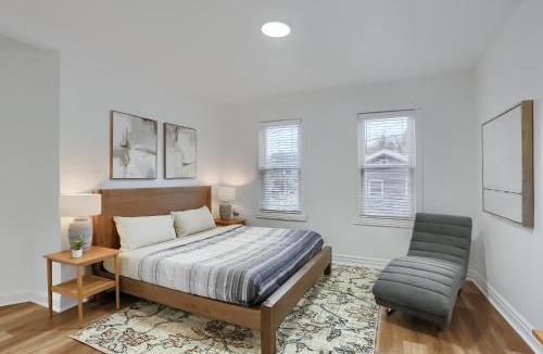 Pittsburgh House | Modern and Spacious Four Bedroom House in Pittsburgh with Parking