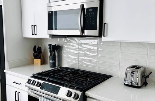 Crystal City Apartment | Modern Arlington 2BR + 2BA Gem , Metro Hub, 7 minutes to DCA