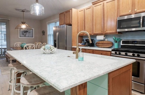 The Commons House | Modern Bayside Villa: Ideal for Family and Golf